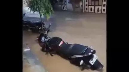 शिवपुरी नगर: नमो नगर में बाढ़ जैसे हालात, गाड़ियाँ डूबीं, घरों में भरा पानी