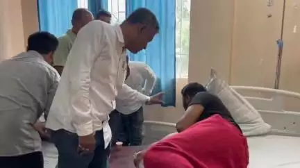 পূব ডিব্ৰুগড়: জোনাইত দুৰ্বৃত্তৰ আক্ৰমনত আহত হোৱা সাংবাদিক মাধুৰ্য শ‌ইকীয়াক ডিব্ৰুগড়ৰ শংকৰদেৱ চিকিৎসালয়ত ভৰ্তি