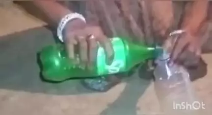 रॉबर्ट्सगंज: नागनार हरैया गांव में कच्ची शराब बेचते 2 महिलाओं का वीडियो हुआ वायरल