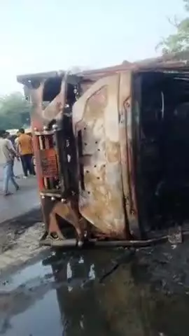 घटना गजरौला के पक्का पुल की है जहां एक कैमिकल से भरा ट्रक मोड पर सावधानी न बरतने पर पलट गया जिसमें ड्राइवर जलकर मर गया । रिपोर्टर : नदीम मालिक _ मोहरका