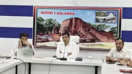 बिहार: जिला निर्वाचन पदाधिकारी ने मतदाता सूची पुनरीक्षण कार्य में तेज़ी लाने के दिए निर्देश