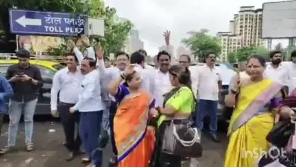 ठाणे: वरळी येथील ठाकरेंच्या विजयी मेळाव्यासाठी ठाण्यातून ठाकरे गटाचे पदाधिकारी घोषणाबाजी करत रवाना