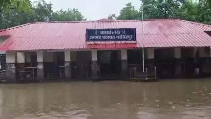 नरसिंहपुर: जनपद पंचायत बना तालाब, जलमग्न होने से अधिकारी, कर्मचारी और ग्रामीण परेशान