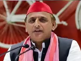 सपा कार्यकर्ता ने ऐसा गज़ब का किया डांस की टेबल पर ताल देने लगे अखिलेश यादव, वीडियो वायरल