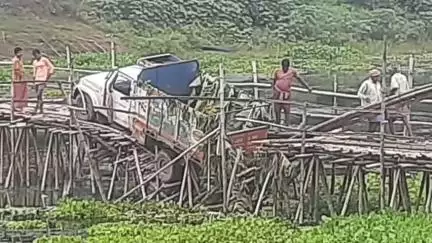 তেহট্ট ১: কুলগাছি ফেরীঘাটে কলা বোঝাই 407 গাড়ি বাঁশের ব্রিজ ভেঙে পড়ল নদীর জলে