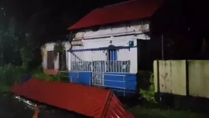 തൃശൂർ: ശക്തമായ കാറ്റിലും മഴയിലും പറപ്പൂർ പളിയ്ക്ക് മുൻവശത്ത് ആൾതാമസം ഇല്ലാത്ത വീടിൻ്റെ മേൽക്കൂര റോഡിലേക്ക് നിലം പതിച്ചു