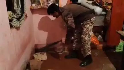 लाडपुरा: शहर के बन्दा गांव में एक घर में घुसा कोबरा सांप, उपमहापौर मीणा और स्नेक केचर ने किया रेस्क्यू
