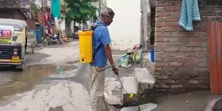 अकोला: पश्चिम झोन येथील विविध भागांसाह रामपीर नगर व शांती नगर परिसरात मनपा मलेरिया विभागाची मच्छर नियंत्रण फवारणी