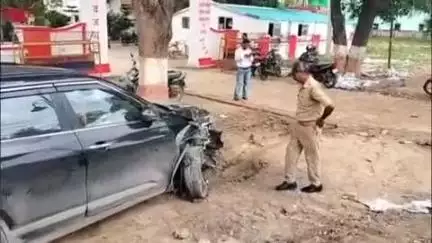 गोंडा: धानेपुर थाना के पास खड़ी कार में उतरौला जा रही एक कार अनियंत्रित होकर टकराई