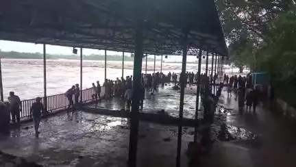मंडला: लगातार बारिश से छोटा रपटा पुल 24 घंटे से डूबा, विहंगम दृश्य देखने पहुंच रहे लोग
