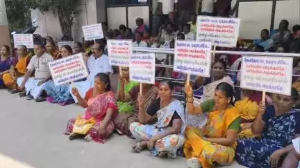 தேவகோட்டை: நகராட்சி அலுவலக வாயிலில் வியாபாரிகள் மற்றும் கூலித் தொழிலாளர்கள் தர்ணா போராட்டம்