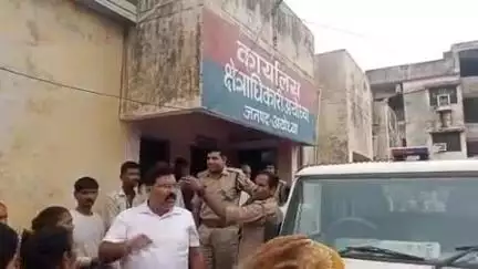 अयोध्या के बाग बीजेशी के पीड़ित दलितों ने सीओ ऑफिस में अधिकारियों से की मुलाक़ात