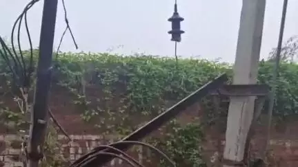 करनाल: भगत मंडी में तेज रफ्तार ट्रक ने बिजली के खंभे को मारी टक्कर, बड़ा हादसा टला