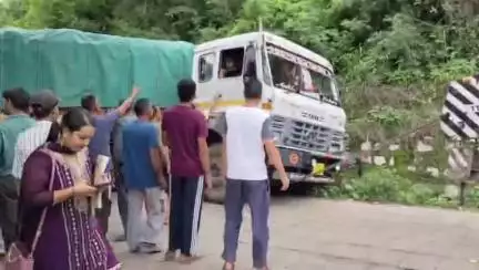 कालका: पिंजौर: कौशलया नदी के पास ट्रक पलटा, लगा लंबा जाम