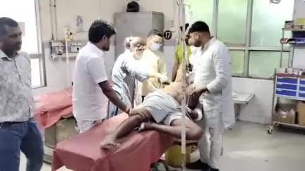 एटा: गांव आसेपुर में बेटियों की बारात आ रही थी, बुलाने गए पिता को अज्ञात वाहन ने मारी टक्कर, गंभीर घायल