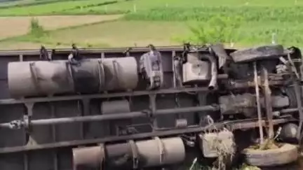 फतेहाबाद: आगरा-लखनऊ एक्सप्रेस-वे के 32वें माइलस्टोन पर ट्रक ने खड़ी कार में मारी टक्कर, 4 लोग हुए घायल