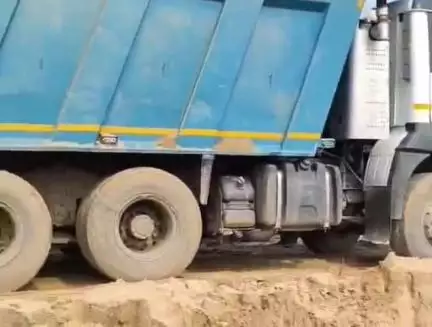 ਹੁਸ਼ਿਆਰਪੁਰ: ਪਿੰਡ ਤਲਵੰਡੀ ਸੱਲਾਂ ਵਿਖੇ ਮਿੱਟੀ ਦੀ ਨਜਾਇਜ਼ ਨਿਕਾਸੀ ਕਰਨ ਦੇ ਦੋਸ਼ ਵਿੱਚ 5 ਲੋਕਾਂ ਖਿਲਾਫ ਮਾਮਲਾ ਹੋਇਆ ਦਰਜ, 5 ਵਾਹਨ ਕੀਤੇ ਜਬਤ