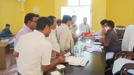 माधौगढ़: माधौगढ़ तहसील सभागार में मनाए जा रहे संपूर्ण समाधान दिवस में शिकायतकर्ताओं की शिकायतें एसडीएम और तहसीलदार ने सुनीं