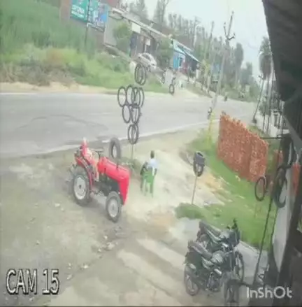 बेहट: बेहट के माटकी रोड पर अनियंत्रित कार ने स्कूटी सवार को उड़ाया, मौत का लाइव वीडियो आया सामने