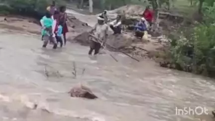 बिछिया: इंद्री चंदिया के ग्रामीण जान जोखिम में डालकर उफनती नदी पार कर रहे, वीडियो वायरल