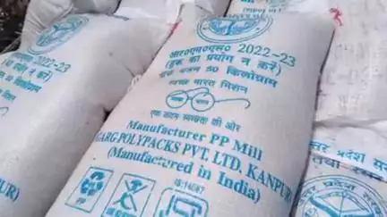 फतेहपुर: सौरा में सरकारी खाद्यान से लदी पिकअप की चेकिंग देख कोटेदार और चालक भागे, पुलिस व जिला पूर्ति अधिकारी कर रहे हैं जांच