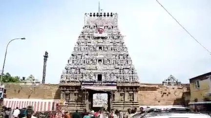 திருவொற்றியூர்: வடிவுடையம்மன் கோயிலில் தேர்தல் சுற்றுப்பயணம் துவக்குவதை முன்னிட்டு எடப்பாடி பழனிச்சாமி சாமி தரிசனம்