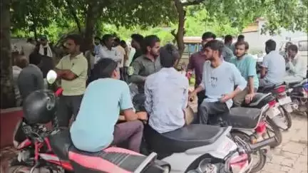 कोठी रोड मझगंवा भट्टा के पास अज्ञात वाहन ने बाइक सवार तीन युवकों को रौंदा, घटनास्थल पर ही तीनों की मौत