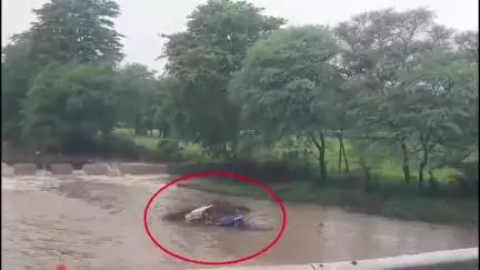 जैसीनगर: बरौदा सागर गांव के पास नाले में बहा ट्रैक्टर