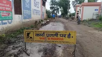 अंजड़: अंजड़ नगर के छोटा बड़दा मार्ग पर सीवरेज कंपनी के अमानक कार्य से लोगों में रोष