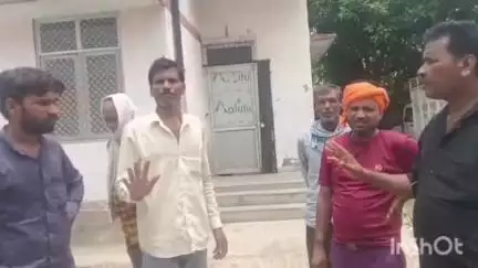 उन्नाव: गंगा घाट कोतवाली क्षेत्र में युवक का शव फांसी के फंदे से लटका मिला, परिजन पोस्टमार्टम हाउस पहुंचे