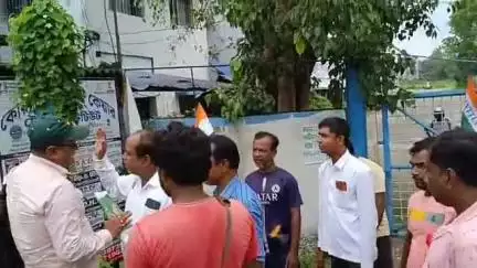 কালনা ১: কালনা সরকারি বাস ডিপোয় নতুন DI-কে কাজে জয়েন করতে বাধা শ্রমিকদের, রাস্তায় অপেক্ষায় ডিপো ইনচার্জ, ঘটনাস্থলে পুলিশ