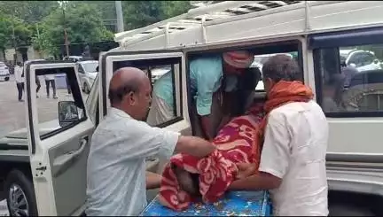 छोटी सरवन: खजुरी गांव में पति-पत्नी के विवाद के बाद चार बच्चों के पिता ने घर के अंदर फांसी लगाकर जान दी, शव मोर्चरी में रखा गया