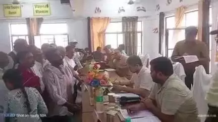 खागा: खागा में DM ने सम्पूर्ण समाधान दिवस में फरियादियों की समस्याएं सुनी, सड़क और मारपीट की शिकायतें भी आईं