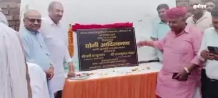 किरावली: गाँव दुलारा में सड़क नव निर्माण और गाँव सिरौली बॉर्डर के भव्य गेट का विधायक ने किया शिलान्यास