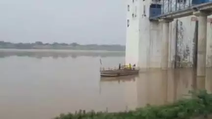 बाह: कोटा बैराज से छोड़े गए पानी से पिनाहट चंबल नदी का जलस्तर बढ़ा, घाटों पर जारी किया गया अलर्ट