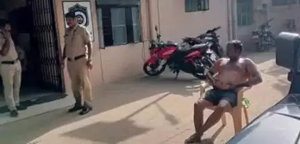 ಕೊಳ್ಳೇಗಾಲ: ಮದುವನಹಳ್ಳಿಯ ಬಳಿ ಅರಬೆತ್ತಲೆಯಲ್ಲಿ ಬಸ್‌ಗಳನ್ನು ತಡೆದ ವ್ಯಕ್ತಿ ಸಂಚಾರಕ್ಕೆ ಅಡಚಣೆ;ಪೊಲೀಸರ ವಶ
