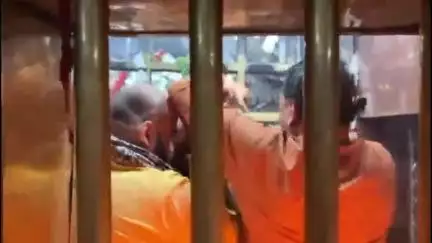 मिर्ज़ापुर: विंध्यवासिनी मंदिर में रात्रि आरती के समय दर्शन को लेकर दो पंडा गुटों में हुई मारपीट, वीडियो हुआ वायरल
