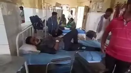 बदायूं: रतनपुर गांव के निकट स्कूल बस ने बाइक सवारों को टक्कर मारी, तीन लोग गंभीर रूप से घायल हुए