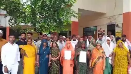 जालौन: सैकड़ों ग्रामीणों ने जालौन तहसील में पहुंचकर सरकार के आदेश का किया विरोध, स्कूल मर्ज न करने की लगाई गुहार #jansamasya