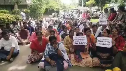 మున్సిపల్ కార్యాలయంలో సచివాలయం ఉద్యోగులు నిరసన