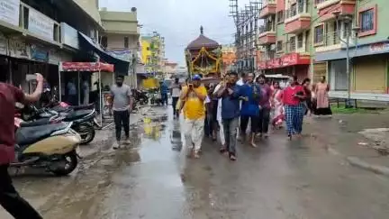 বালুরঘাট: বালুরঘাটের দিপালী নগরে উল্টো রথ উপলক্ষে জগন্নাথ, সুভদ্রা ও বলরাম এলেন ভক্তদের কাঁধে চেপে