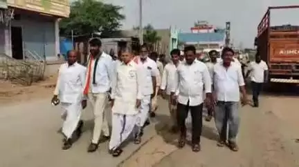 పులివెందుల: వేంపల్లి లో కొబ్బరి చెట్టు నాటి నిరసన తెలిపిన కాంగ్రెస్ నాయకులు