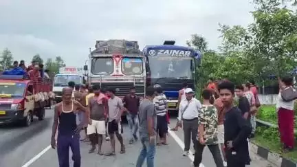 জলপাইগুড়ি: পর্যটক ভর্তি ট্যুরিস্ট বাসের সঙ্গে তেলের ট্যাঙ্কারের পাশাপাশি সংঘর্ষ, ব্যাপক চাঞ্চল্য জলপাইগুড়িতে