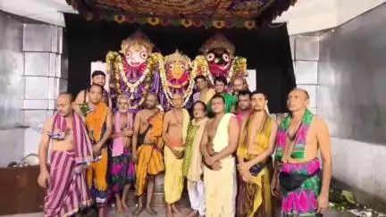 ବାରିପଦା ମ୍ୟୁନିସିପାଲଟି: ୨ୟ ଶ୍ରୀକ୍ଷେତ୍ର ବାରିପଦାର ରାଧାମୋହନ ମନ୍ଦିର ଠାରେ ଚତୁର୍ଦ୍ଧାମୂର୍ତ୍ତିଙ୍କ ସୁନାବେଶ ଅନୁଷ୍ଠିତ, ହଜାର ହଜାର ଭକ୍ତଙ୍କ ଭିଡ
