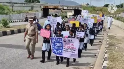 வாணியம்பாடி: ஜனதாபுரத்தில் தனியார் மெட்ரிக் மேல்நிலைப்பள்ளி சார்பில் பிளாஸ்டிக் மற்றும் போதை பொருட்கள் ஒழிப்பு விழிப்புணர்வு பேரணி