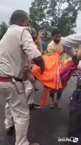 ଚମ୍ପୁଆ: ଗଣ୍ଡବରେଇ ନିକଟରେ ବାଇକ କୁ ଧକ୍କା ଦେଲା ବେlଲେରେlସ୍ତ୍ରୀ ମୣତ ସ୍ବାମି ଆହତ