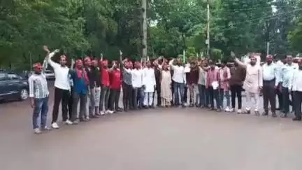 ललितपुर: समाजवादी छात्र सभा ने सरकारी स्कूलों को पुनः संचालित करने की मांग को लेकर किया प्रदर्शन