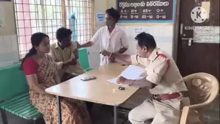 భార్యాభర్తల పంచాయతీ లో పెద్దల సమక్షంలో రావిచర్ల కు చెందిన పుష్పావతిపై భర్త విచక్షణ రహితంగా దాడి