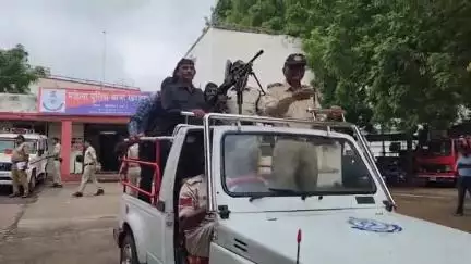 खंडवा नगर: पुलिस कंट्रोल रूम से DIG के नेतृत्व में शहर में निकाला गया फ्लैग मार्च
