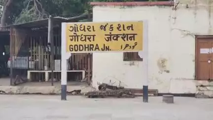 ગોધરા: ગોધરા રેલવે પોલીસ ફોર્સ ધ્વારા ટ્રેનમાં લૂંટ કરવાના ગુનામાં સંડોવાયેલા વધુ એક રીઢા લૂંટારુંની ધરપકડ કરવામાં આવી છે.